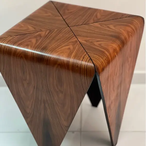 Foto de um(a) Mesa Lateral Pétala de Jorge Zalszupin, da categoria de Mesas laterais. Mesa lateral pétala de Jorge Zalszupin - um clássico do design brasileiro que combina elegância e funcionalidade em seu... Mostrado de uma perspectiva diferente. Vendido no marketplace Trésors.