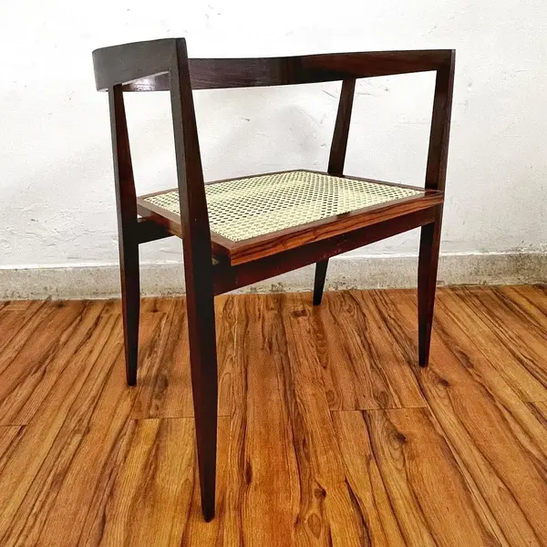 Foto de um(a) Cadeira "U" - Joaquim Tenreiro, da categoria de Cadeiras de jantar. Descubra o charme do design brasileiro moderno com a cadeira U de Joaquim Tenreiro! Esta cadeira / poltrona restaurada é um... Mostrado de uma perspectiva diferente. Vendido no marketplace Trésors.