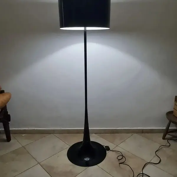 Foto de um(a) Luminária de chão Anos 60 Vintage, da categoria de Luminárias de chão. Descubra a charme da decoração com esta linda luminária de chão vintage dos anos 60. Com sua beleza plástica em estilo... Mostrado de uma perspectiva diferente. Vendido no marketplace Trésors.
