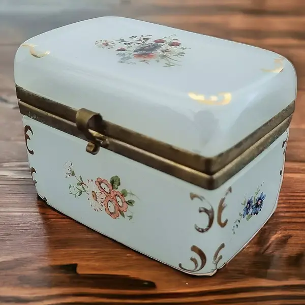 Foto de um(a) Caixa em opalina branca esmaltada pintada a mão., da categoria de Cestos e Caixas. Caixa em opalina branca translúcida esmaltada com flores pintada a mão.10 cm de largura x 6.5 cm de profundidade x 8 cm de... Mostrado de uma perspectiva diferente. Vendido no marketplace Trésors.