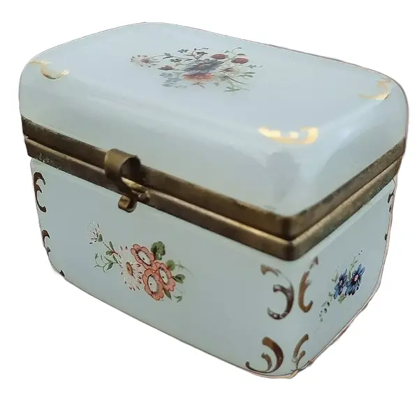 Foto de um(a) Caixa em opalina branca esmaltada pintada a mão., da categoria de Cestos e Caixas. Caixa em opalina branca translúcida esmaltada com flores pintada a mão.10 cm de largura x 6.5 cm de profundidade x 8 cm de... Vendido no marketplace Trésors.