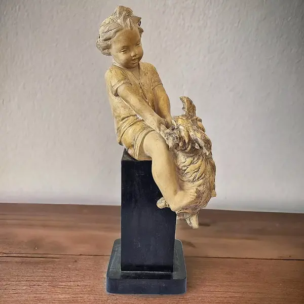 Foto de um(a) Escultura Italiana em terracota menina com cachorro, da categoria de Escultura. Rara e lúdica escultura em terracota ´´ Menino com cachorro`` em coluna de madeira ebonizada.Manufatura Milan... Mostrado de uma perspectiva diferente. Vendido no marketplace Trésors.