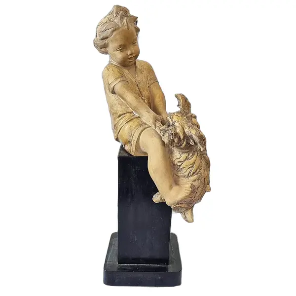 Foto de um(a) Escultura Italiana em terracota menina com cachorro, da categoria de Escultura. Rara e lúdica escultura em terracota ´´ Menino com cachorro`` em coluna de madeira ebonizada.Manufatura Milan... Mostrado de uma perspectiva diferente. Vendido no marketplace Trésors.
