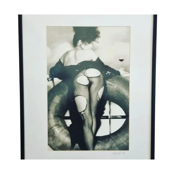 Foto de um(a) Capa da revista Playboy de 1982 Assinada por Tripolli, da categoria de Fotografia. Desbloqueie o charme da década de 80 com esta bela capa original da Revista Playboy de 1982, assinada pelo renomado... Vendido no marketplace Trésors.