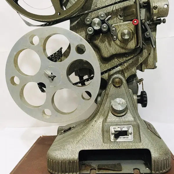 Foto de um(a) Projetor de filme antigo Keystone, 16 mm - década de 60 - Belmont nº 68987, da categoria de Projetores. Projetor de filme antigo Keystone, 16 mm - década de 60 - Belmont nº 68987 Peça não testada. Dimensões Altura 47 cm x... Mostrado de uma perspectiva diferente. Vendido no marketplace Trésors.