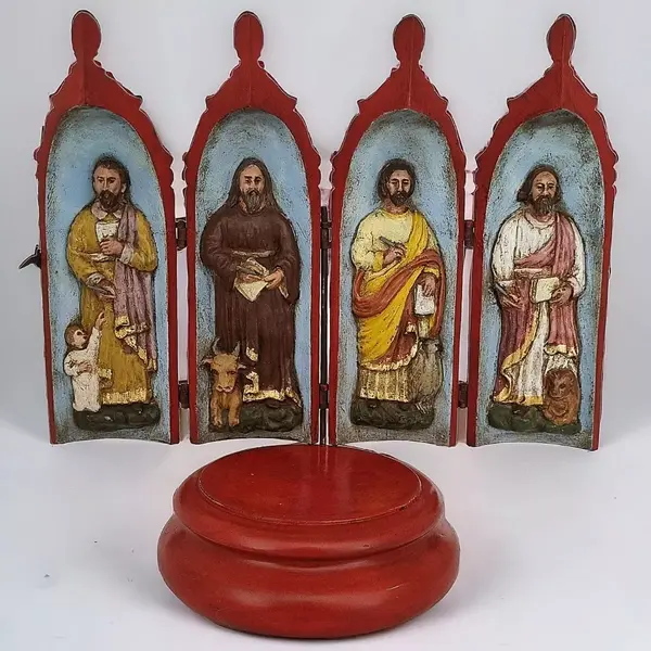 Foto de um(a) Antigo oratório de viagem (oratório Bala). Os 4 apóstolos., da categoria de Objetos religiosos e espirituais. Raro oratório bala ou de viagem com os 4 apóstolos.(Matheus,Lucas,João e Marcos). Oratório bala é um tipo de oratório... Mostrado de uma perspectiva diferente. Vendido no marketplace Trésors.