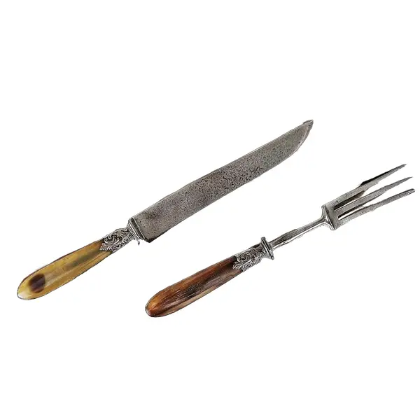 Foto de um(a) Antigo conjunto trinchante composto por garfo e faca, da categoria de Garfos. Lindo e antigo conjunto trinchante composto por 1 garfo e 1 faca com lamina em aço marcado G.F.G garanti. Ambos com cabo de... Vendido no marketplace Trésors.