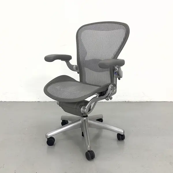 Foto de um(a) Herman Miller - Aeron B - Cinza, da categoria de Cadeiras de escritório. Consideradas as melhores cadeiras de escritório do mundo. A cadeira Aeron B da Herman Miller é uma obra-prima do design... Mostrado de uma perspectiva diferente. Vendido no marketplace Trésors.