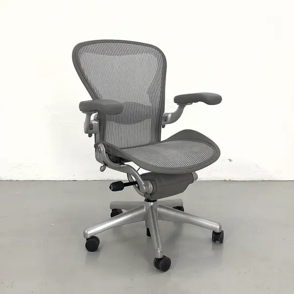 Foto de um(a) Herman Miller - Aeron B - Cinza, da categoria de Cadeiras de escritório. Consideradas as melhores cadeiras de escritório do mundo. A cadeira Aeron B da Herman Miller é uma obra-prima do design... Mostrado de uma perspectiva diferente. Vendido no marketplace Trésors.