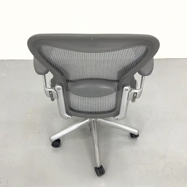 Foto de um(a) Herman Miller - Aeron B - Cinza, da categoria de Cadeiras de escritório. Consideradas as melhores cadeiras de escritório do mundo. A cadeira Aeron B da Herman Miller é uma obra-prima do design... Mostrado de uma perspectiva diferente. Vendido no marketplace Trésors.