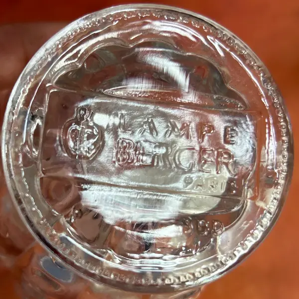 Foto de um(a) La Lampe Maison Berger Paris - Aromatizador, da categoria de Castiçais. sistema de difusor por catálise LAMPE BERGER PARIS tem o poder único de desodorizar e purificar o ar, usado em ambientes... Mostrado de uma perspectiva diferente. Vendido no marketplace Trésors.