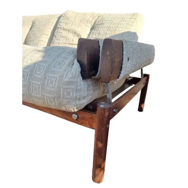 Foto de um(a) Sofá MP-19 Percival Lafer Vintage, da categoria de Sofás. O Sofá Percival Lafer MP 19 Vintage é uma peça icônica que combina elegância e conforto, ideal para quem aprecia o... Mostrado de uma perspectiva diferente. Vendido no marketplace Trésors.