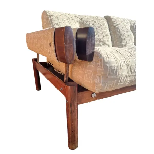 Foto de um(a) Sofá MP-19 Percival Lafer Vintage, da categoria de Sofás. O Sofá Percival Lafer MP 19 Vintage é uma peça icônica que combina elegância e conforto, ideal para quem aprecia o... Mostrado de uma perspectiva diferente. Vendido no marketplace Trésors.
