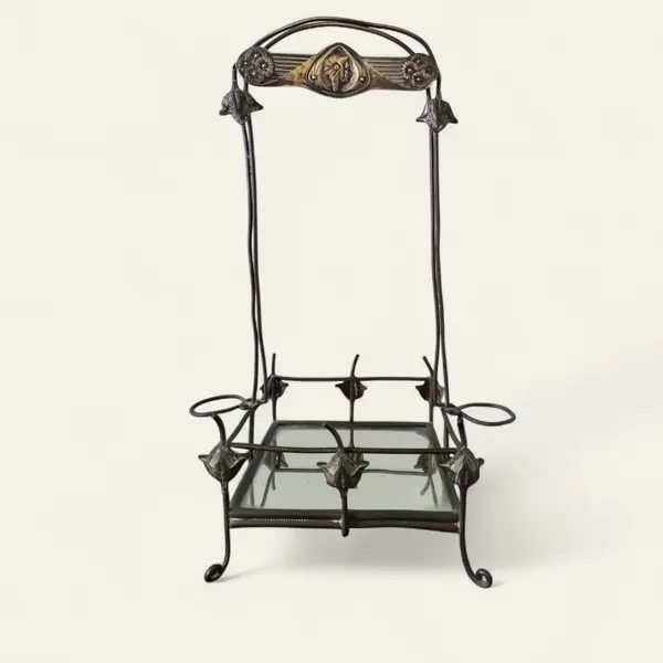 Foto de um(a) Porta-licoreira autêntica art nouveau, da categoria de Suportes para garrafas de vinho. AutênticO porta-licoreira em metal dourado, com suportes laterais para dois copos, base de espelho, todas em estilo art... Mostrado de uma perspectiva diferente. Vendido no marketplace Trésors.