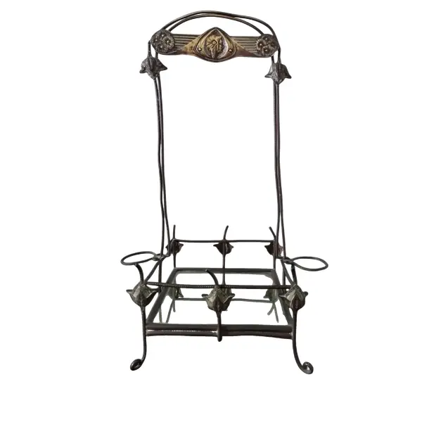 Foto de um(a) Porta-licoreira autêntica art nouveau, da categoria de Suportes para garrafas de vinho. AutênticO porta-licoreira em metal dourado, com suportes laterais para dois copos, base de espelho, todas em estilo art... Vendido no marketplace Trésors.