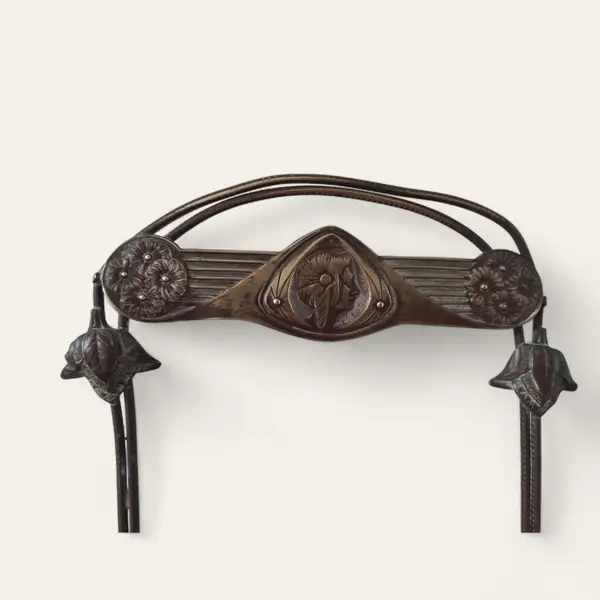 Foto de um(a) Porta-licoreira autêntica art nouveau, da categoria de Suportes para garrafas de vinho. AutênticO porta-licoreira em metal dourado, com suportes laterais para dois copos, base de espelho, todas em estilo art... Mostrado de uma perspectiva diferente. Vendido no marketplace Trésors.
