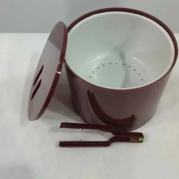Foto de um(a) Balde de gelo EVA completo com pinça - Design Jorge Zalszupin, da categoria de Baldes de Gelo. Balde de gelo completo com pinça Jorge Zalszupin anos 70. Mostrado de uma perspectiva diferente. Vendido no marketplace Trésors.