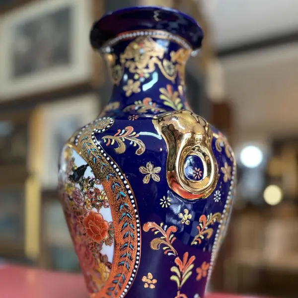 Foto de um(a) Vaso oriental em porcelana azul cobalto, pintado à mão, filetado a ouro, da categoria de Vasos. Antigo vaso oriental em porcelana azul cobalto, pintado à mão, filetado a ouro! ✨. Mostrado de uma perspectiva diferente. Vendido no marketplace Trésors.