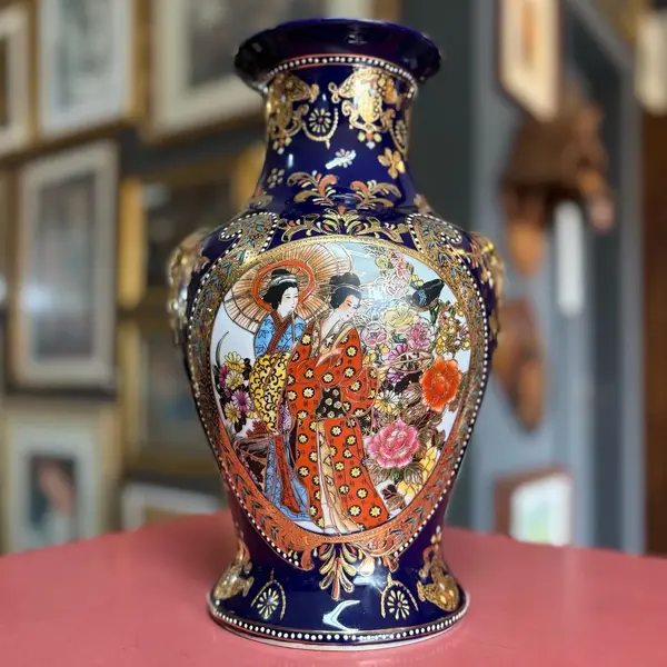 Foto de um(a) Vaso oriental em porcelana azul cobalto, pintado à mão, filetado a ouro, da categoria de Vasos. Antigo vaso oriental em porcelana azul cobalto, pintado à mão, filetado a ouro! ✨. Mostrado de uma perspectiva diferente. Vendido no marketplace Trésors.