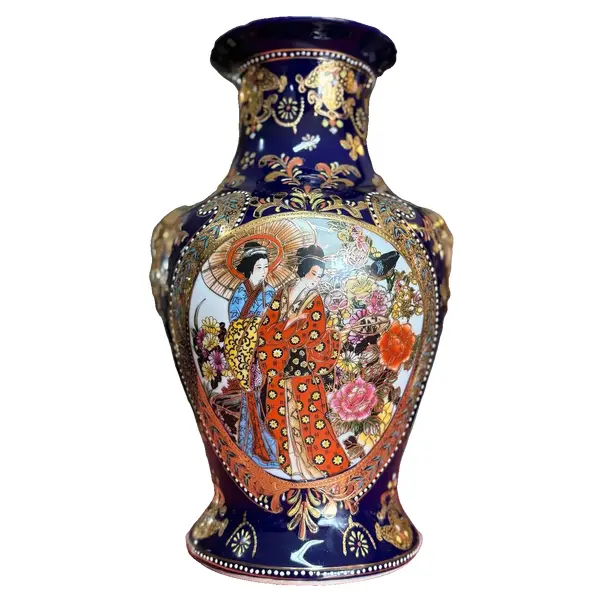 Foto de um(a) Vaso oriental em porcelana azul cobalto, pintado à mão, filetado a ouro, da categoria de Vasos. Antigo vaso oriental em porcelana azul cobalto, pintado à mão, filetado a ouro! ✨. Vendido no marketplace Trésors.