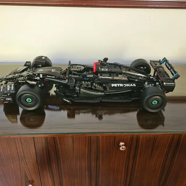 Foto de um(a) Modelo de Carro de F1 Mercedes-Benz, 60 cm, da categoria de Modelos de carros. Modelo de Carro de F1 Mercedes-Benz, 60 cm. Mostrado de uma perspectiva diferente. Vendido no marketplace Trésors.