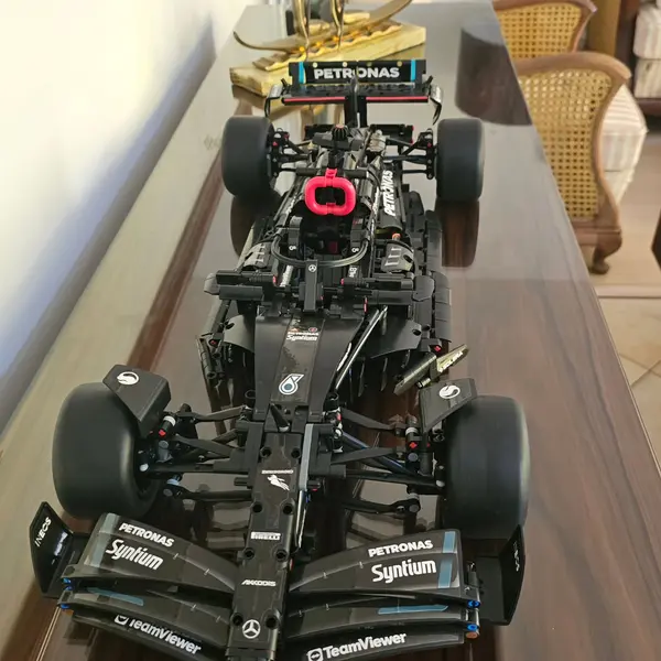 Foto de um(a) Modelo de Carro de F1 Mercedes-Benz, 60 cm, da categoria de Modelos de carros. Modelo de Carro de F1 Mercedes-Benz, 60 cm. Mostrado de uma perspectiva diferente. Vendido no marketplace Trésors.