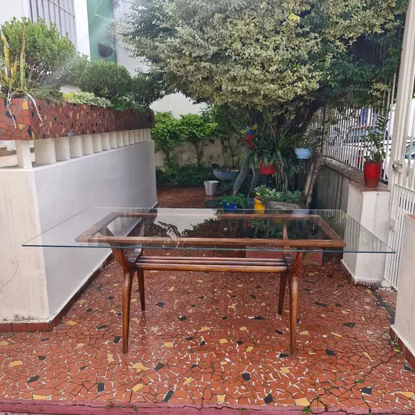 Foto de um(a) Mesa de jantar anos 50-60 com tampo de vidro, da categoria de Mesas de Jantar. Linda mesa de jantar feita na década de 1950/1960. Possui o design modernista, com suas linhas curvas, base em estrutura de... Mostrado de uma perspectiva diferente. Vendido no marketplace Trésors.