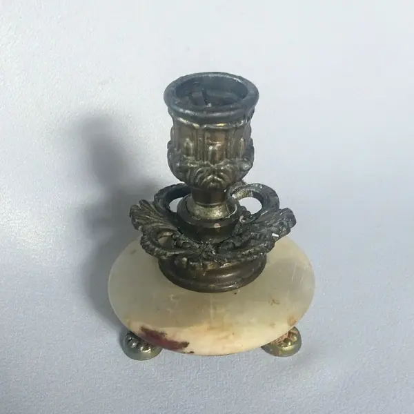 Foto de um(a) Antigo castiçal baixo em alabastro e bronze, da categoria de Castiçais. Muito Antigo Castiçal Baixo Em bronze e Alabastro Polido. Não apresenta marca de fabricante porém provavelmente europeu de... Mostrado de uma perspectiva diferente. Vendido no marketplace Trésors.