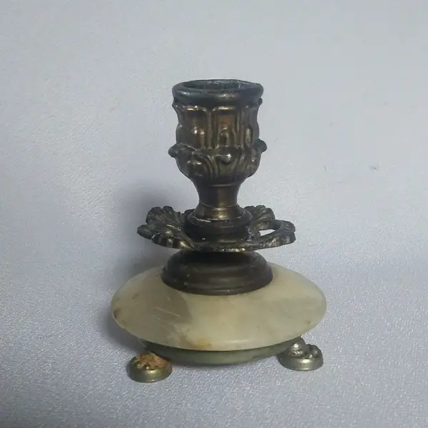 Foto de um(a) Antigo castiçal baixo em alabastro e bronze, da categoria de Castiçais. Muito Antigo Castiçal Baixo Em bronze e Alabastro Polido. Não apresenta marca de fabricante porém provavelmente europeu de... Mostrado de uma perspectiva diferente. Vendido no marketplace Trésors.