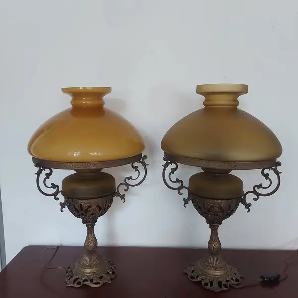 Foto de um(a) Abajur em bronze, da categoria de Abajures. Belissimo grandioso e antigo abajur em bronze com belos detalhes e lindas cúpulas na cor âmbar fosca e âmbar... Mostrado de uma perspectiva diferente. Vendido no marketplace Trésors.