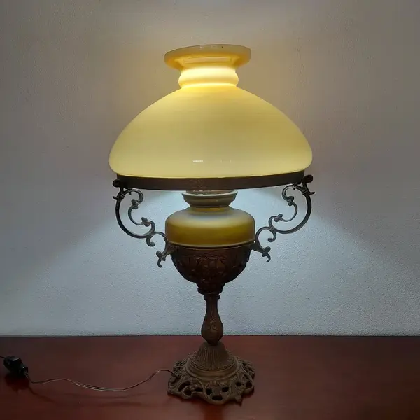 Foto de um(a) Abajur em bronze, da categoria de Abajures. Belissimo grandioso e antigo abajur em bronze com belos detalhes e lindas cúpulas na cor âmbar fosca e âmbar... Mostrado de uma perspectiva diferente. Vendido no marketplace Trésors.