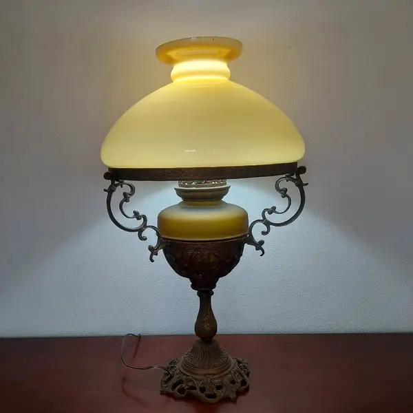 Foto de um(a) Abajur em bronze, da categoria de Abajures. Belissimo grandioso e antigo abajur em bronze com belos detalhes e lindas cúpulas na cor âmbar fosca e âmbar... Mostrado de uma perspectiva diferente. Vendido no marketplace Trésors.