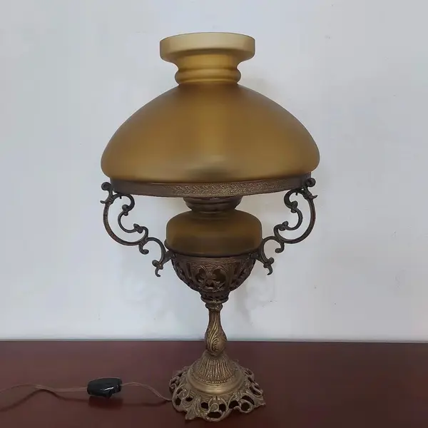 Foto de um(a) Abajur em bronze, da categoria de Abajures. Belissimo grandioso e antigo abajur em bronze com belos detalhes e lindas cúpulas na cor âmbar fosca e âmbar... Mostrado de uma perspectiva diferente. Vendido no marketplace Trésors.