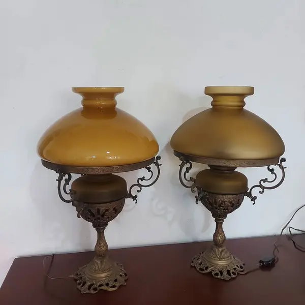 Foto de um(a) Abajur em bronze, da categoria de Abajures. Belissimo grandioso e antigo abajur em bronze com belos detalhes e lindas cúpulas na cor âmbar fosca e âmbar... Mostrado de uma perspectiva diferente. Vendido no marketplace Trésors.