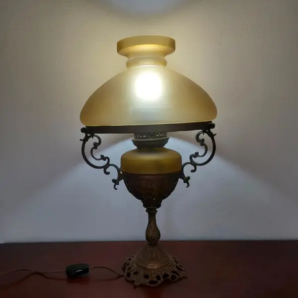 Foto de um(a) Abajur em bronze, da categoria de Abajures. Belissimo grandioso e antigo abajur em bronze com belos detalhes e lindas cúpulas na cor âmbar fosca e âmbar... Mostrado de uma perspectiva diferente. Vendido no marketplace Trésors.
