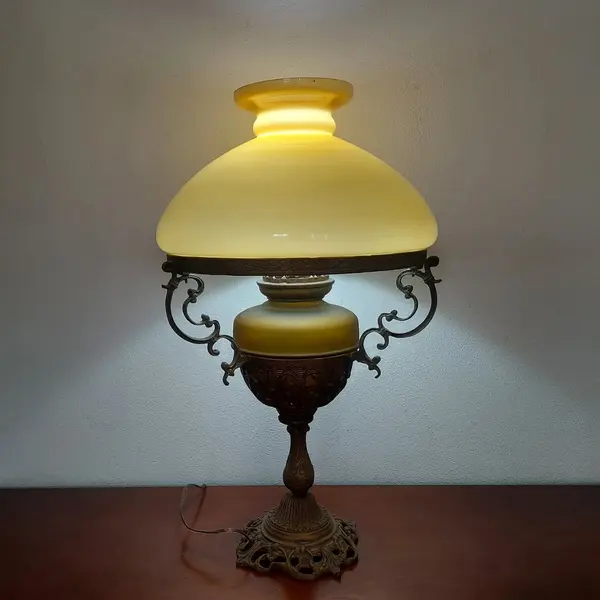 Foto de um(a) Abajur em bronze, da categoria de Abajures. Belissimo grandioso e antigo abajur em bronze com belos detalhes e lindas cúpulas na cor âmbar fosca e âmbar... Mostrado de uma perspectiva diferente. Vendido no marketplace Trésors.