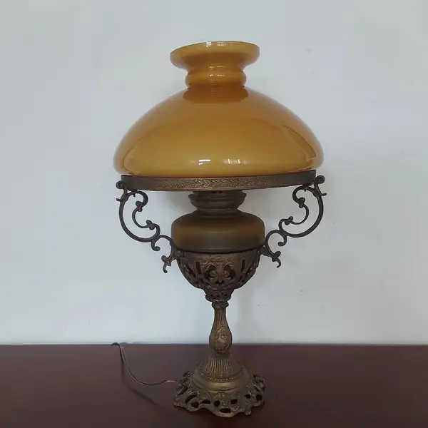 Foto de um(a) Abajur em bronze, da categoria de Abajures. Belissimo grandioso e antigo abajur em bronze com belos detalhes e lindas cúpulas na cor âmbar fosca e âmbar... Mostrado de uma perspectiva diferente. Vendido no marketplace Trésors.