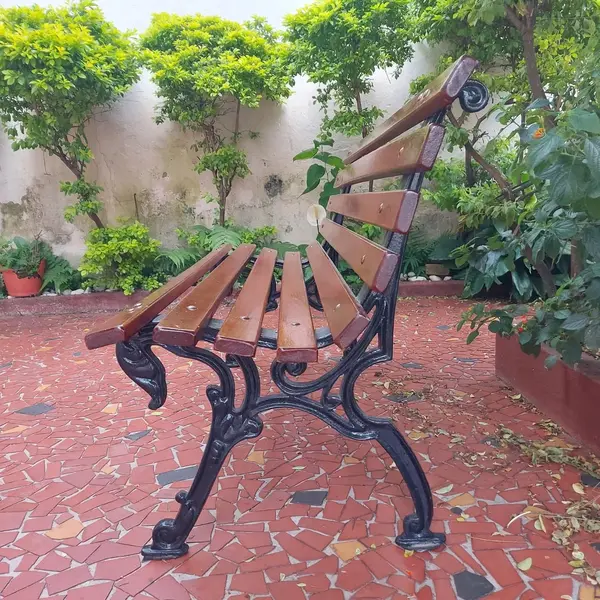 Foto de um(a) Banco de jardim, da categoria de Bancos. Antigo banco de praça/ jardim 9 réguas com pés de ferro fundido Medidas : Comprimento 1,30 X profundidade 50 cm. Mostrado de uma perspectiva diferente. Vendido no marketplace Trésors.