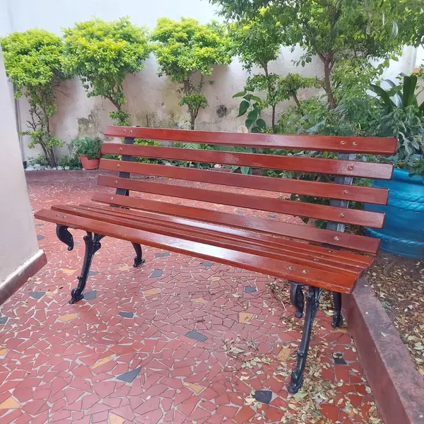 Foto de um(a) Banco de jardim, da categoria de Bancos. Antigo banco de praça/ jardim 9 réguas com pés de ferro fundido Medidas : Comprimento 1,30 X profundidade 50 cm. Mostrado de uma perspectiva diferente. Vendido no marketplace Trésors.