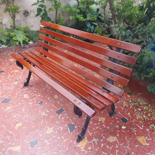 Foto de um(a) Banco de jardim, da categoria de Bancos. Antigo banco de praça/ jardim 9 réguas com pés de ferro fundido Medidas : Comprimento 1,30 X profundidade 50 cm. Mostrado de uma perspectiva diferente. Vendido no marketplace Trésors.