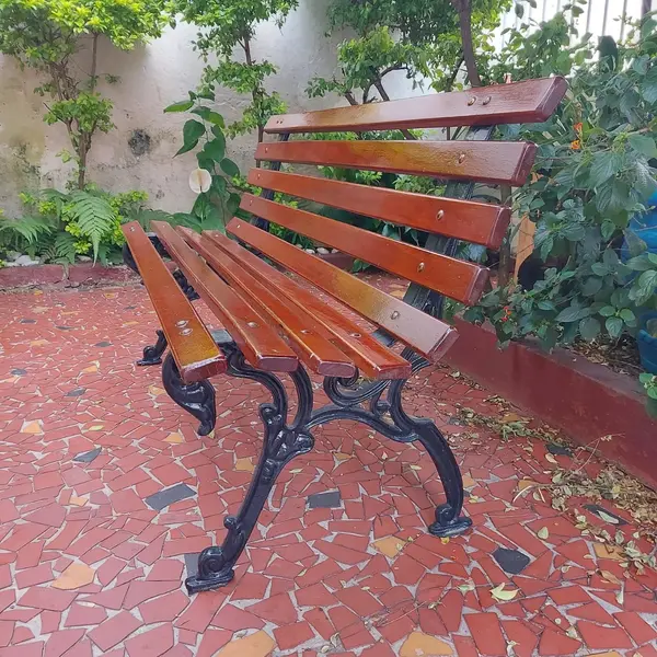 Foto de um(a) Banco de jardim, da categoria de Bancos. Antigo banco de praça/ jardim 9 réguas com pés de ferro fundido Medidas : Comprimento 1,30 X profundidade 50 cm. Mostrado de uma perspectiva diferente. Vendido no marketplace Trésors.