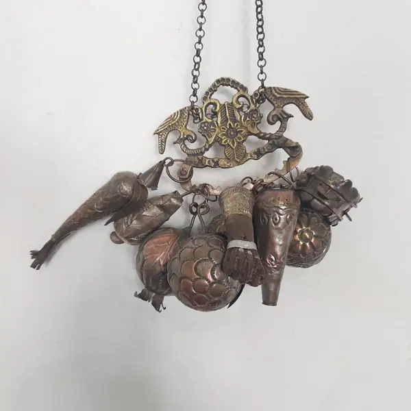 Foto de um(a) Penca de balangandã baiana em metal, da categoria de Objetos religiosos e espirituais. Antiga penca de balangandã baiana em metal com nove balangandãs diversos. O balangandã é um objeto de significado ritual... Mostrado de uma perspectiva diferente. Vendido no marketplace Trésors.
