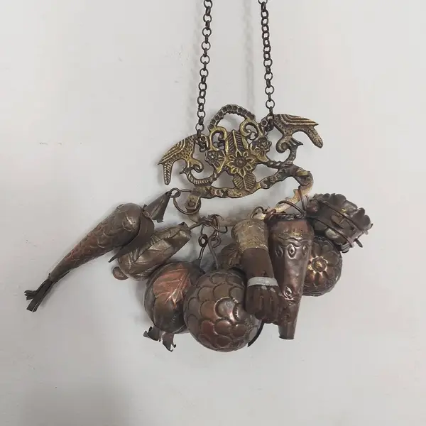 Foto de um(a) Penca de balangandã baiana em metal, da categoria de Objetos religiosos e espirituais. Antiga penca de balangandã baiana em metal com nove balangandãs diversos. O balangandã é um objeto de significado ritual... Mostrado de uma perspectiva diferente. Vendido no marketplace Trésors.