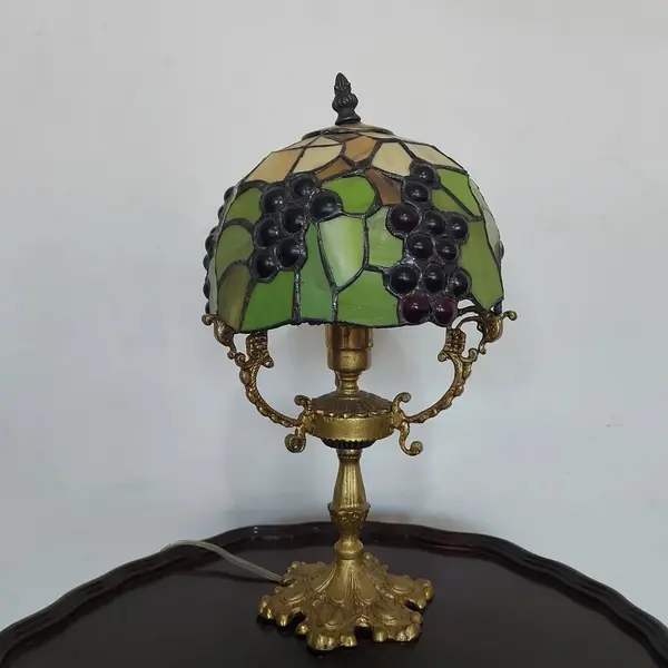 Foto de um(a) Abajur opalina e bronze, da categoria de Abajures. Lindo abajur opalina de bronze pintado de dourado, com cúpula estilo tiffany. Medidas: Altura 38 cm x diâmetro cúpula 20 cm... Mostrado de uma perspectiva diferente. Vendido no marketplace Trésors.