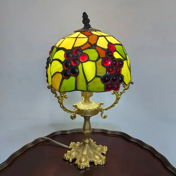Foto de um(a) Abajur opalina e bronze, da categoria de Abajures. Lindo abajur opalina de bronze pintado de dourado, com cúpula estilo tiffany. Medidas: Altura 38 cm x diâmetro cúpula 20 cm... Mostrado de uma perspectiva diferente. Vendido no marketplace Trésors.