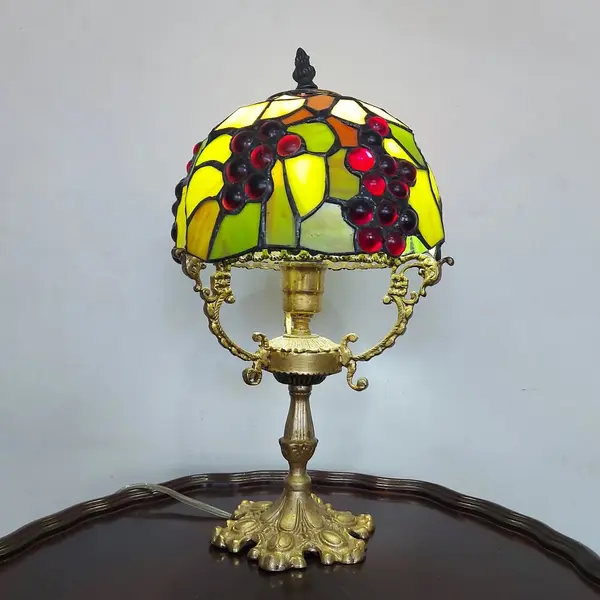Foto de um(a) Abajur opalina e bronze, da categoria de Abajures. Lindo abajur opalina de bronze pintado de dourado, com cúpula estilo tiffany. Medidas: Altura 38 cm x diâmetro cúpula 20 cm... Mostrado de uma perspectiva diferente. Vendido no marketplace Trésors.