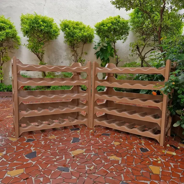 Foto de um(a) Suporte para garrafas ou adega, da categoria de Suportes para garrafas de vinho. MARFINITE - SUPORTE PARA GARRAFAS OU ADEGA, COM 10 PLATOS E 60 NICHOS, DE MATERIAL PLÁSTICO RÍGIDO. Medidas: altura 117 cm X... Mostrado de uma perspectiva diferente. Vendido no marketplace Trésors.