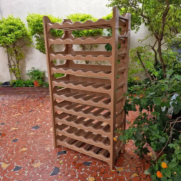 Foto de um(a) Suporte para garrafas ou adega, da categoria de Suportes para garrafas de vinho. MARFINITE - SUPORTE PARA GARRAFAS OU ADEGA, COM 10 PLATOS E 60 NICHOS, DE MATERIAL PLÁSTICO RÍGIDO. Medidas: altura 117 cm X... Mostrado de uma perspectiva diferente. Vendido no marketplace Trésors.