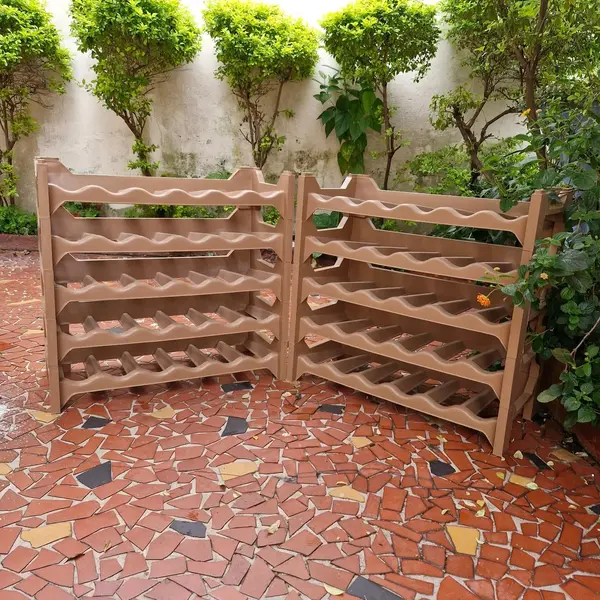 Foto de um(a) Suporte para garrafas ou adega, da categoria de Suportes para garrafas de vinho. MARFINITE - SUPORTE PARA GARRAFAS OU ADEGA, COM 10 PLATOS E 60 NICHOS, DE MATERIAL PLÁSTICO RÍGIDO. Medidas: altura 117 cm X... Mostrado de uma perspectiva diferente. Vendido no marketplace Trésors.