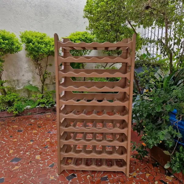 Foto de um(a) Suporte para garrafas ou adega, da categoria de Suportes para garrafas de vinho. MARFINITE - SUPORTE PARA GARRAFAS OU ADEGA, COM 10 PLATOS E 60 NICHOS, DE MATERIAL PLÁSTICO RÍGIDO. Medidas: altura 117 cm X... Mostrado de uma perspectiva diferente. Vendido no marketplace Trésors.